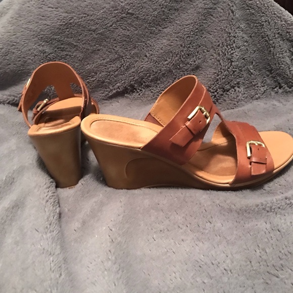 Like New Naturalizer Wedge - Picture 2 of 5